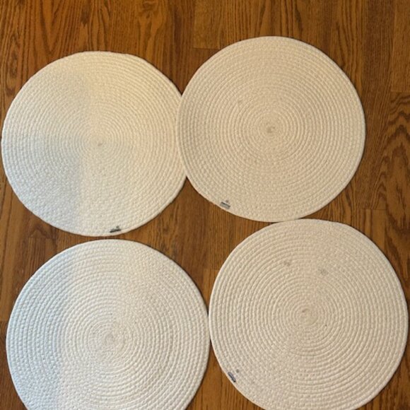 Nicole Miller Santa Claus Placemats 15” Round GRAY RED GREEN WOVEN POLYESTER - Picture 4 of 4